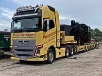 Volvo der  Pressnitztalbahn  Schwerlasttransport für Schmalspurfahrzeuge im Bahnhof Putbus am 24. September 2020 mit Ladung einer Vulcan aus Stettin 1925.