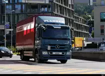 Mercedes Actros mit Pritschenaufbau unterwegs in Schaan/FL am 30.09.2020