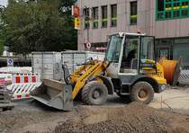 =Liebherr-Radlader der Firma KÜLLMER steht im August 2020 auf einer Baustelle in Fulda