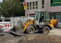 =Liebherr-Radlader der Firma KÜLLMER steht im August 2020 auf einer Baustelle in Fulda