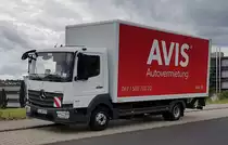 =MB Atego der Autovermietung AVIS steht im August 2020 in Künzell