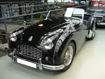 Triumph TR3A, gebaut von 1957 bis 1962. Der TR3A basierte auf dem bereits 1955 vorgestellten TR3 und unterschied sich nur äußerlich von diesem. Der größte Teil der über 58.000 produzierten TR3A wurde in die USA exportiert. Der Vierzylinderreihenmotor hat einen Hubraum von 1991 cm³ und leistet 95 PS. Die Höchstgeschwindigkeit liegt bei 170 km/h. Classic Remise Düsseldorf am 03.10.2020.