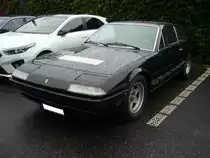 Ferrari 412, produziert von 1985 bis 1989. Der 412´er war die letzte Ausbaustufe der Ferrari  Modellreihe 400. Die Karosserie wurde von Pininfarina gezeichnet. Der V12-Motor mit einem Hubraum von 4943 cm³ leistet 340 PS. Der 412 war das erste italienische Auto, das serienmäßig mit einem ABS-System ausgerüstet wurde. Dieses Modell verkaufte sich während der fünfjährigen Bauzeit 524 mal. Besucherparkplatz der Classic Remise Düsseldorf am 03.10.2020.