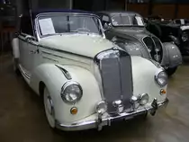 Mercedes Benz W187 220 Cabriolet A, produziert von 1951 bis 1955. Der W187 wurde auf der Frankfurter Automobilausstellung im April 1951 vorgestellt. Im Verkaufsprogramm waren eine viertürige Limousine, ein Coupe, sowie die Cabriolet Modelle A und B. Die Karosserie hatte noch deutliche Anleihen am Modell W136 (170). Der abgelichtete 220´er stammt aus dem Jahr 1954 und ist im Farbton 050 weiß lackiert. Der Sechszylinderreihenmotor mit einem Hubraum von 2195 cm³ und 80 PS war jedoch eine Neuentwicklung. Ein solches Cabriolet A war ab DM 18.860,00 zu haben. Classic Remise Düsseldorf am 03.10.2020.