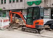 =Kubota KX019 der Firma KÜLLMER steht im August 2020 auf einer Baustelle in Fulda