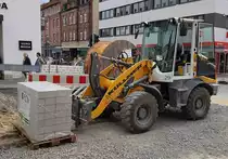 =Liebherr-Radlader der Firma KÜLLMER steht im August 2020 auf einer Baustelle in Fulda