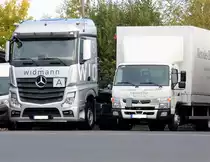 Bei einem Autohändler in Weiden standen ein Mercedes Actros und ein Mitsubishi Fuso nebeneinander. Der doch gewaltige Größenunterschied der Fahrerhäuser veranlasste mich zu diesem Foto. Der Mitsubishi war nach rechts eh zugeparkt weswegen ich das Bild so schnitt 04.10.2020