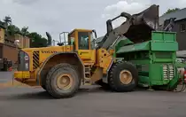 =Volvo L150E bei der Beschickung der mobilen Siebanlage Terra Select DT5 im August 2020