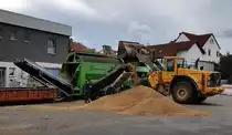 =Volvo L150E bei der Beschickung der mobilen Siebanlage Terra Select DT5 im August 2020