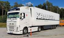 =Volvo 500-Sattelzug der Spedition KRAUSE rastet im August 2020 an der A 7