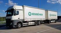 =MB Actros-Hängerzug der Firma KESSEBÖHMER rastet im August 2020 an der A 66