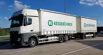 =MB Actros-Hängerzug der Firma KESSEBÖHMER rastet im August 2020 an der A 66