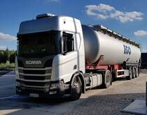 =Scania R 450-Tankzug mit EGO-Tankauflieger steht im August 2020 an der A 66