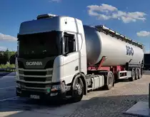 =Scania R 450-Tankzug mit EGO-Tankauflieger steht im August 2020 an der A 66