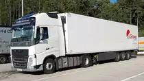=Volvo FH 40-Sattelzug mit einem Auflieger von GIRTEKA, 08-2020