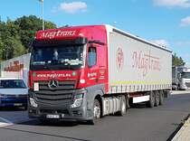 =MB Actros der Spedition MAGTRANS verlässt die Rastanlage an der A 7, 08-2020