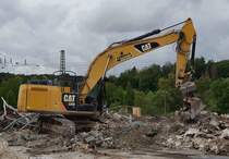 =CAT 329 E der Firma BOCK & Sohn bei Aufräumarbeiten nach einem Großbrand, 08-2020