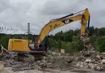 =CAT 329 E der Firma BOCK & Sohn bei Aufräumarbeiten nach einem Großbrand, 08-2020