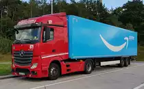 =MB Actros-Sattelzugmaschine von TORELLO mit einem Sattelauflieger von AMAZON PRIME steht auf einem Rastplatz an der A 7, 09-2020