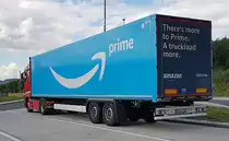 =MB Actros-Sattelzugmaschine von TORELLO mit einem Sattelauflieger von AMAZON PRIME steht auf einem Rastplatz an der A 7, 09-2020