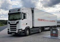 =Scania-Sattelzug von DANISH CROWN gesehen auf einem Rastplatz an der A 7 im September 2020