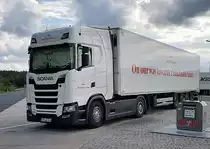 =Scania-Sattelzug von DANISH CROWN gesehen auf einem Rastplatz an der A 7 im September 2020