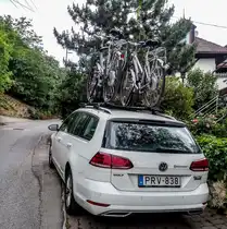 Rückansicht: VW Golf VII Variant mit Fahrräder auf dem Dach, gesehen in Juni 2020