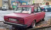 Rückansicht: Lada 2107 mit tiefgesetztem Fahrwerk in März 2020