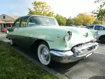 Oldsmobile Super 88 DeLuxe fourdoor Sedan aus dem Modelljahr 1955 in der Farbkombination mint green/ grove green. Die Modellreihe Super 88 war in diesem Modelljahr die mittlere Ausstattungsvariante. Darunter rangierte das Basismodell 88 und darüber das Topmodell Serie 98. Vom Super 88 als viertürige Limousine verkaufte die GM-Division Oldsmobile in der Produktionsperiode 111.326 Autos zu einem Preis ab US$ 2251,00. Angetrieben wird der Series Super 88 vom sogenannten V8 Rocket-Motor. Dieser Motor hat einen Hubraum von 5307 cm³ und leistet 185 PS. Oldtimertreffen auf dem Parkplatz eines Restaurants in Gelsenkirchen im September 2020.