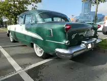 Heckansicht eines Oldsmobile Super 88 DeLuxe fourdoor Sedan aus dem Modelljahr 1955. Oldtimertreffen auf dem Parkplatz eines Restaurants in Gelsenkirchen im September 2020.