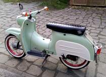 Simson Schwalbe KR51, 1-Zyl.2-Takt-Motor mit 49,6ccm und 3,7PS, Vmax.60Km/h, in der Bauzeit von 1964-86 wurden über 1 Millionen Stück gebaut, diese Schwalbe ist restauriert und individuell gestaltet und unterscheidet sich äußerlich deutlich von der ehemaligen Serienfertigung, Sept.2020
