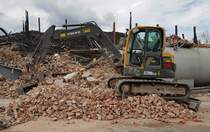 =Volvo ECR 88 plus der Firma BOCK & Sohn bei Aufräumarbeiten nach einem Großbrand, 08-2020