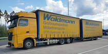 =MB Actros-Hängerzug der Spedition WALDMANN steht auf einem Rastplatz an der A 7