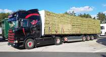=Scania R 500-Sattelzug der HOLZHEU GmbH als Heutransporter steht auf einem Rastplatz an der A 7