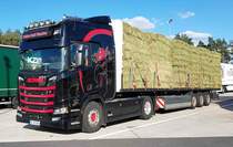 =Scania R 500-Sattelzug der HOLZHEU GmbH als Heutransporter steht auf einem Rastplatz an der A 7