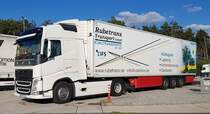=Volvo FH 500-Sattelzug von RUBETRANS-Kühllogistik steht auf einem Rastplatz an der A 7, 08-2020