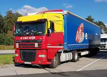 =DAF XF der Spedition  e van Wijk  steht auf einem Rastplatz an der A 7, 08-2020