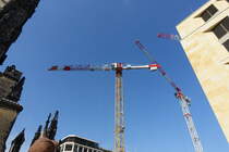Hamburg am 1.10.2020: Potain Turmdrehkrane (Obendrehkrane) ragen in den Himmel  - zwischen Historie und Moderne - auf der Baustelle am Großen Burstah / Hahnentrapp /