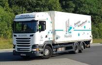 =Scania R 450 des Getränkehändlers HEURICH rangiert zur Anlieferung, 09-2020