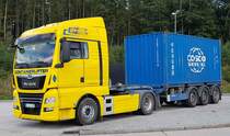 =MAN-Sattelzug von CONTAINERLIFTER mit einem Schiffcontainer von COSCO, 09-2020