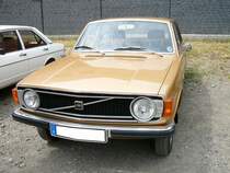 Volvo 144 de Luxe, in dieser Variante gebaut in den Jahren 1973 und 1974. Die 140´er Baureihe wurde bereits 1966 vorgestellt. Beim abgelichteten Modell handelt es sich um ein Fahrzeug der dritten und letzten Serie. Der Vierzylinderreihenmotor hat einen Hubraum von 1985 cm³ und leistet in den beiden lieferbaren Vergaserversionen 82 PS oder 100 PS. Als Version mit Einspritztechnik sogar 124 PS. Oldtimertreffen an der  Alten Dreherei  in Mülheim an der Ruhr im Juni 2016.
