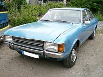Ford Consul, gebaut von 1972 bis 1974 im Farbton olympicblau. Der Consul und sein Schwestermodell Granada waren eine Gemeinschaftsproduktion der deutschen und englischen Ford-Werke. Wobei der weniger luxuriöse Consul bereits zum Jahresende 1974 wieder aus dem Programm genommen wurde und nur noch der Granada bei den Händlern stand. Die hier abgelichtete Consul Limousine in der einfachen Ausstattungsvariante L ist mit einem Vierzylinderreihenmotor ausgerüstet, der aus einem Hubraum von 1993 cm³ 99 PS leistet. Oldtimertreffen an der  Alten Dreherei  in Mülheim an der Ruhr im Juni 2016.