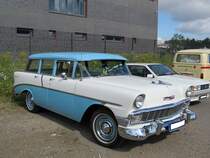 Chevrolet Series 2100 B Townsman Station Wagon aus dem Jahr 1956. Im Modelljahr 1956 waren die Series 2100 B Modelle die mittlere Ausstattungsvariante im Programm von Chevrolet. Darunter rangierte das Basismodell Series 1500 A und darüber der Series 2400 C Bel Air. Von dieser Karosserie- und Ausstattungsvariante wurden in diesem Jahr 113.656 Autos zum Preis ab US$ 2263,00 verkauft. Der gezeigte Townsman ist in der Farbkombination nassau blue/india ivory lackiert. Die Autos der Series 2100 B konnten entweder mit einem Sechszylinderreihenmotor mit einem Hubraum von 3857 cm³ und einer Leistung von 140 PS (bei Schaltgetriebe) oder 136 PS (mit Powerglide-Automatic) oder einem V8-Motor mit Leistungen von 162 PS, 170 PS oder 205 PS geordert werden. Oldtimertreffen an der  Alten Dreherei  in Mülheim an der Ruhr im Juni 2015.