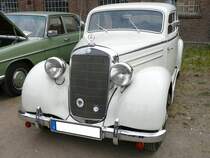 Mercedes Benz W136 VIII 170 S-D, produziert von 1953 bis 1955. Hier wurde ein Nachkriegs 170´er der letzten Serie abgelichtet. Die W136 Reihe lief noch zwei Jahre parallel zum 1953 vorgestellten W120 (Ponton) vom Band. Der abgelichtete W136 ist mit dem legendären OM 636 Motor ausgerüstet. Der Vierzylindervorkammerdieselmotor leistet 40 PS aus einem Hubraum von 1767 cm³. Oldtimertreffen an der  Alten Dreherei  in Mülheim an der Ruhr im Juni 2015.