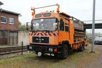 Dieser schwere MAN mit Sonderaufbau diente einst den Stadtwerken in Dortmund bei der Wartund und Instandhaltung des Straßenbahn Netzes. Am 20.10.2020 befand sich der Wagen im Bestand des Nahverkehrsmuseum in Dortmund Mooskamp und war dort im Freigelände zu bewundern.