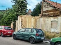 grüner VW Polo Mk4 vor einer Baustelle in Juni, 2020.