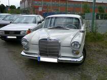 Mercedes Benz W110 190, gebaut von 1961 bis 1965. Die  kleine Heckflosse  erschien 1961 und war mit einem 1.897 cm³ Vierzylinderreihenbenzinmotor oder einem 1.988 cm³ Vierzylinderreihendieselmotor lieferbar. 1965 erhielt die W110 Baureihe ein Facelift, mit dem das Modell bis 1968 weiter gebaut wurde. Oldtimertreffen an der  Alten Dreherei  in Mülheim an der Ruhr im Juni 2015.