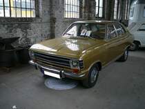 Opel Olympia in der Karosserieversion viertürige Limousine, produziert in Bochum von September 1967 bis August 1970. Der Olympia wurde als luxuriöser  Kadett  ins Verkaufsprogramm aufgenommen, verkaufte sich aber nicht sonderlich gut. Da die Markteinführung des Ascona A bevor stand, wurde das Modell wieder aus dem Programm genommen. Das Modell war mit folgenden drei Vierzylinderreihenmotoren lieferbar: 1078 cm³/60 PS, 1698 cm³/75 PS und 1897 cm³/90 PS. Letztendlich verließen insgesamt 80.637 Olympia-Fahrzeuge (alle Motorisierungen zusammen gerechnet) die Werkshallen von Opel. Oldtimertreffen an der  Alten Dreherei  in Mülheim an der Ruhr im Juni 2015.