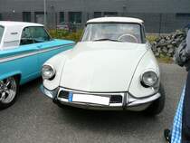 Frontansicht einer Citroen ID 19 aus dem Jahr 1963. Die ID-Modelle waren die  Sparmodelle  der bereits 1955 vorgestellten DS. Die DS war teuer und manchem gar zu innovativ, vor allem, was die technischen Eigenheiten anging. So entstand bei Citroen die Idee einer einfacheren Variante, die ID 19 genannt wurde. Passend dazu konnte das Kürzel “ID” ja auch (französisch, aber auch deutsch) als “idée” ausgesprochen werden. Der Vierzylinderreihenmotor hat einen Hubraum von 1985 cm³ und leistet 84 PS. Oldtimertreffen an der  Alten Dreherei  in Mülheim an der Ruhr im Juni 2015.