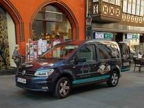 =VW Caddy der Rathaus-Buchhandlung steht vor dem Ladenlokal in Fulda, 09-2020